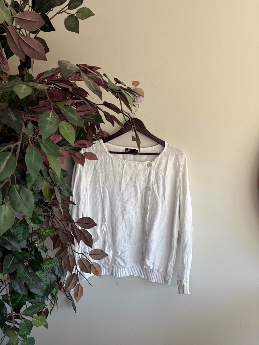 Fenine Women’s White Button-Accent Lightweight Sweatshirt